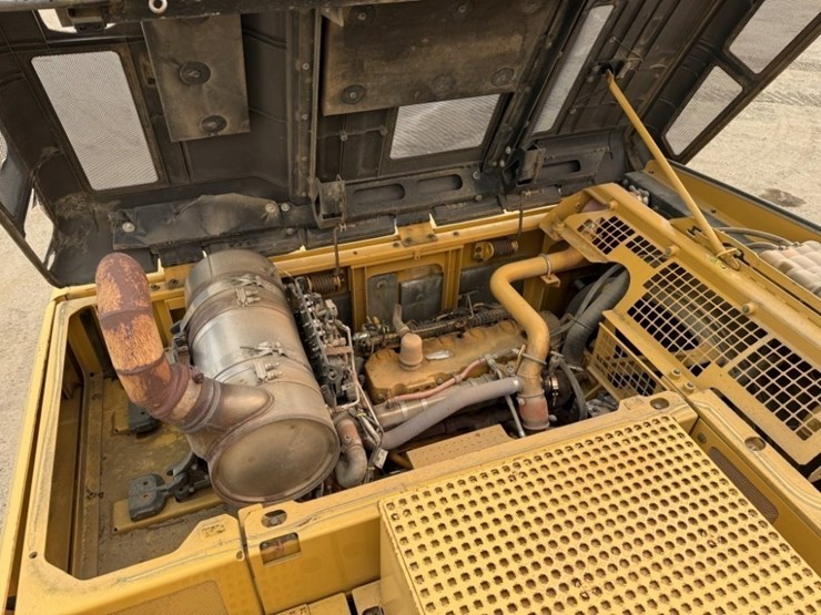 2013-caterpillar-568-image-23