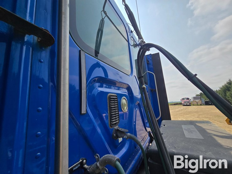 2012-freightliner-cascadia-125-image-12