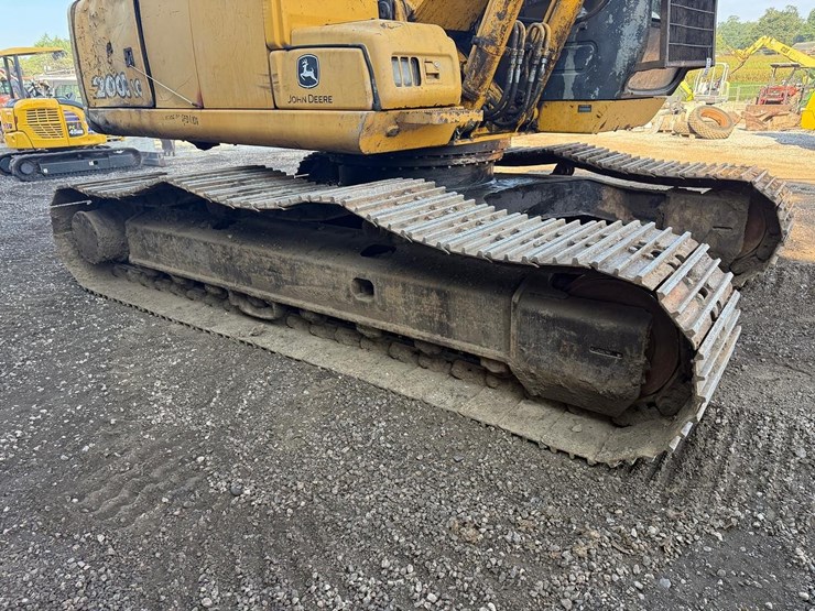 deere-200c-lc-image-9