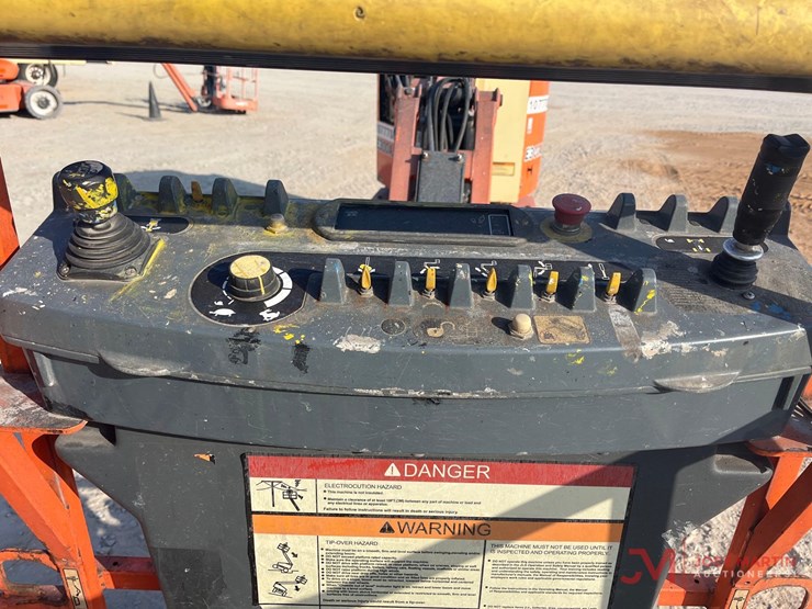 jlg-e300ajp-image-10