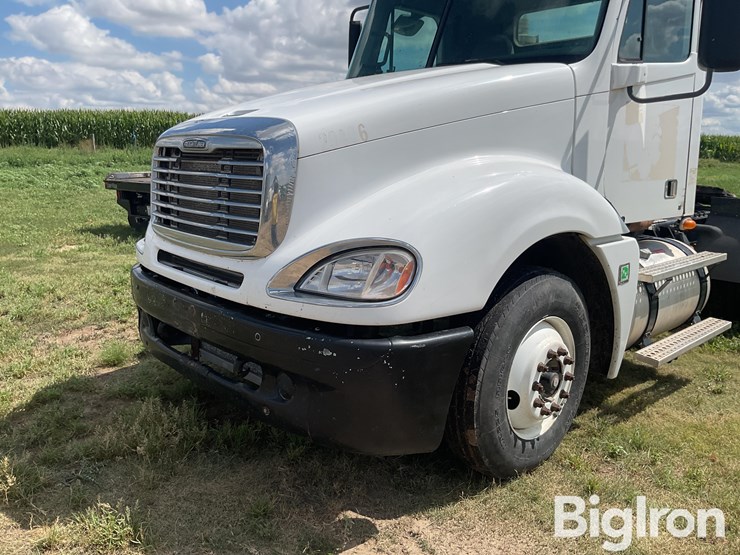 2007-freightliner-columbia-120-image-11