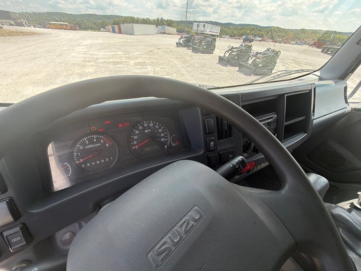 2016-isuzu-npr-image-16