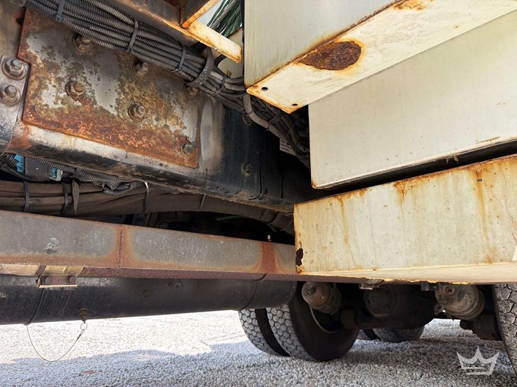 2011-freightliner-m2-106-image-21