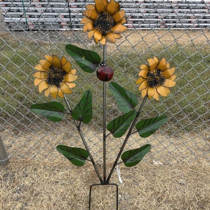 #129 • Metal Art - Sunflower Arrangment w/Lady Bug