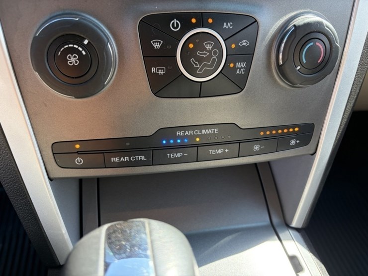 2015-ford-explorer-xlt-image-28