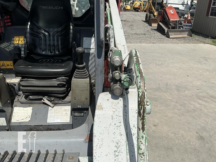 2013-takeuchi-tl230-image-13