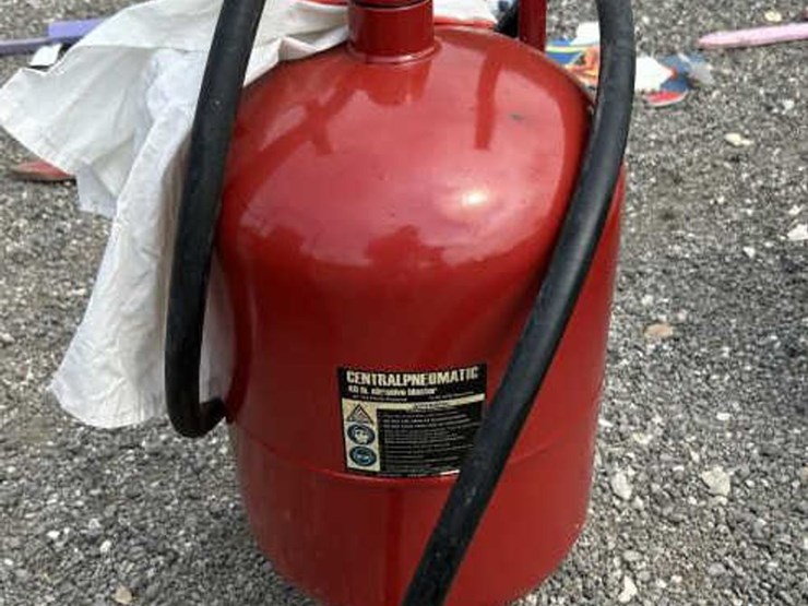 #168-•-central-pneumatic-40lb-abrasive-blaster-image-1