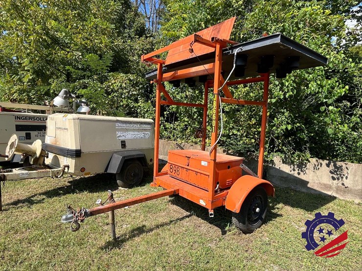 psc-arrowmaster-vi-1500-solar-powered-/-towable-arrow-board-image-1