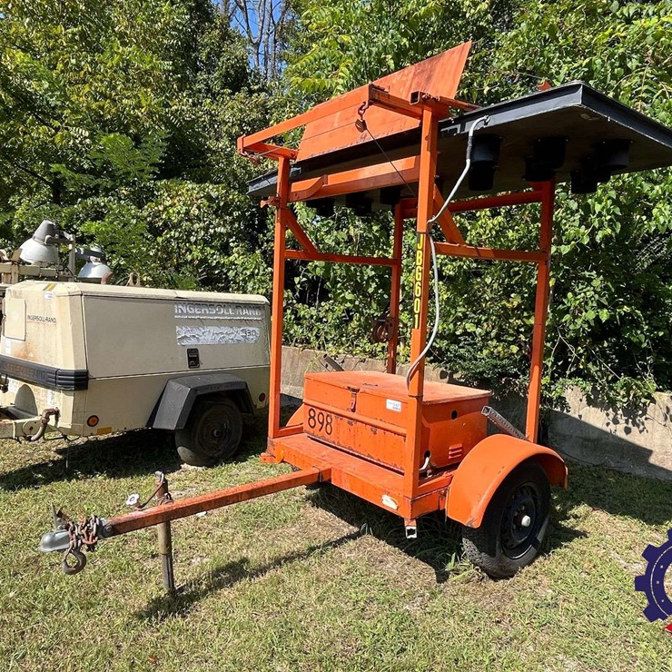 PSC ARROWMASTER VI-1500 Solar Powered / Towable Arrow Board