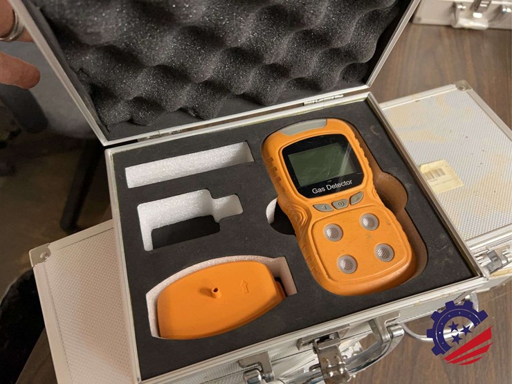 set-of-5-portable-multi-gas-detectors-with-cases-and-accessories-image-1