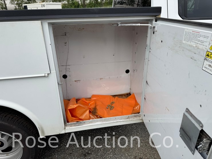 2022-chevrolet-3500-image-16