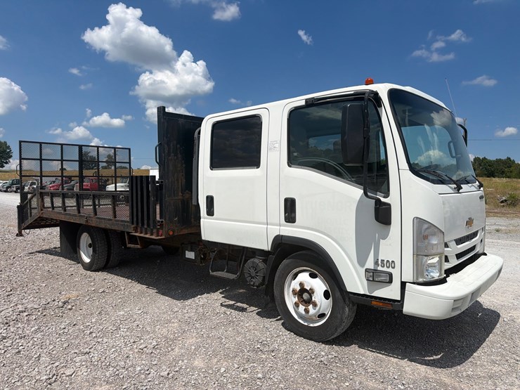 2016-isuzu-npr-image-3