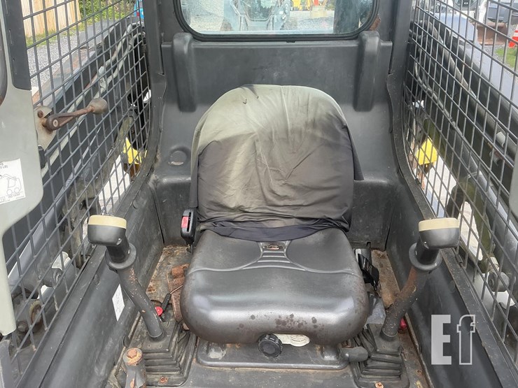 2015-new-holland-l220-image-12