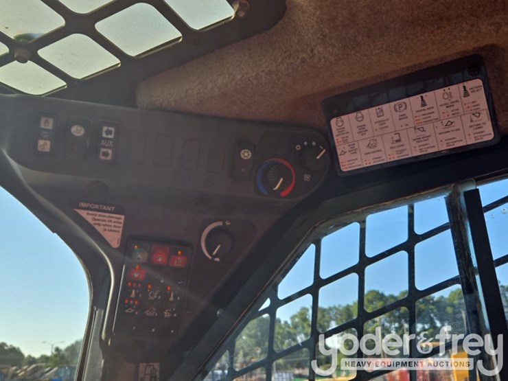 2019-deere-324g-image-31