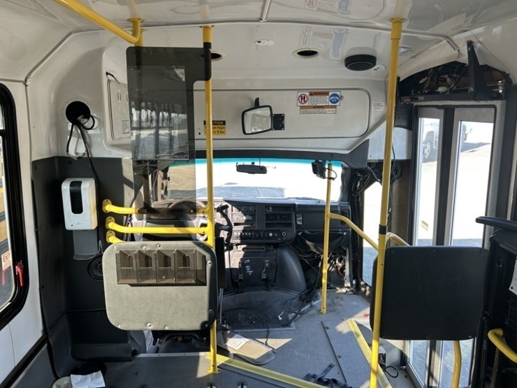 2016-chevrolet-express-paratransit-bus-image-26