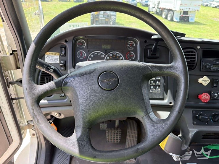 2011-freightliner-m2-106-image-8