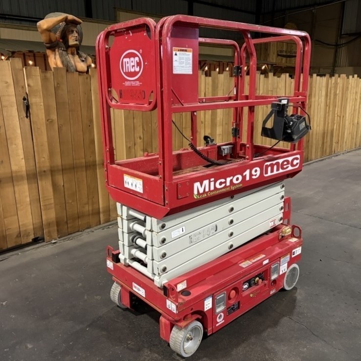 2020 MEC Micro 19 Scissor Lift