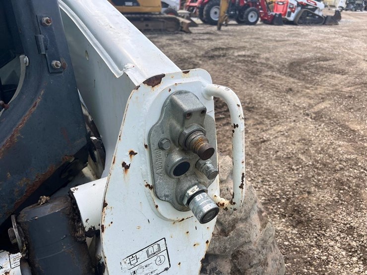 2011-bobcat-s750-image-12
