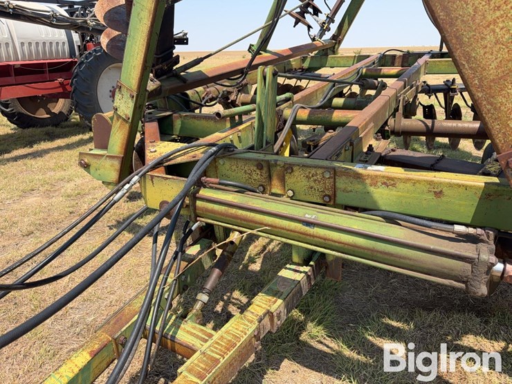 john-deere-330-image-9