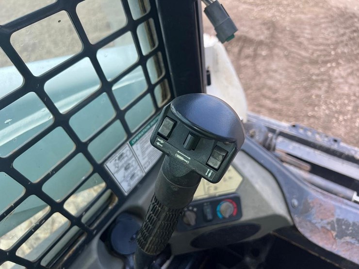 2011-bobcat-s750-image-24