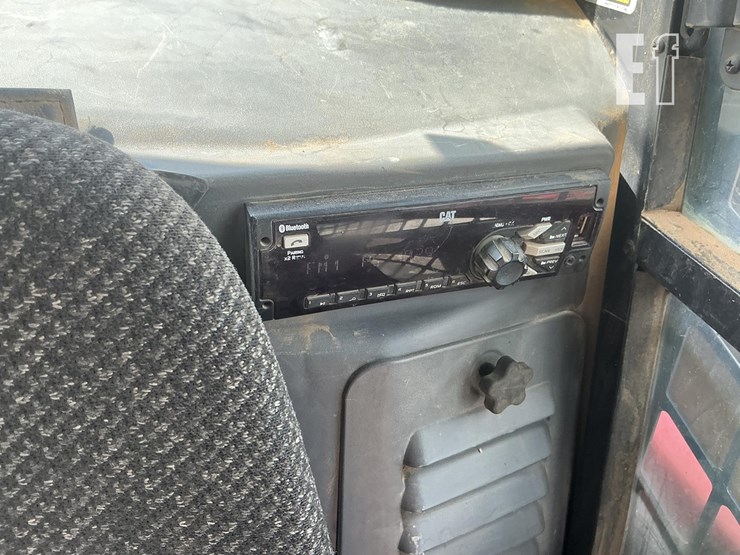 2015-caterpillar-259d-image-15