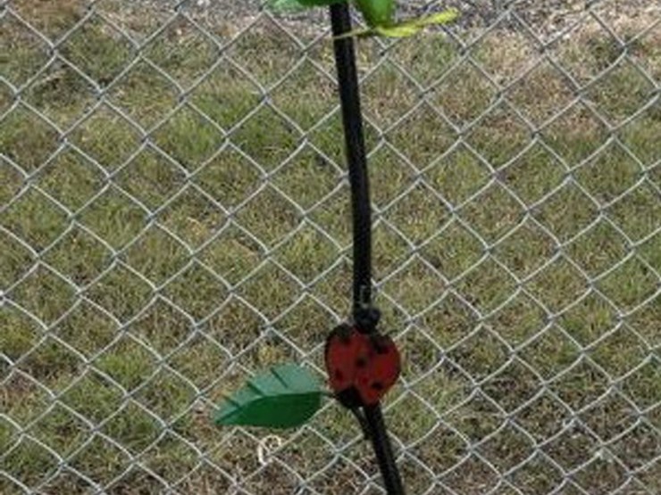 #130-•-metal-art---frog-w/umbrella-&-flowers-on-image-1