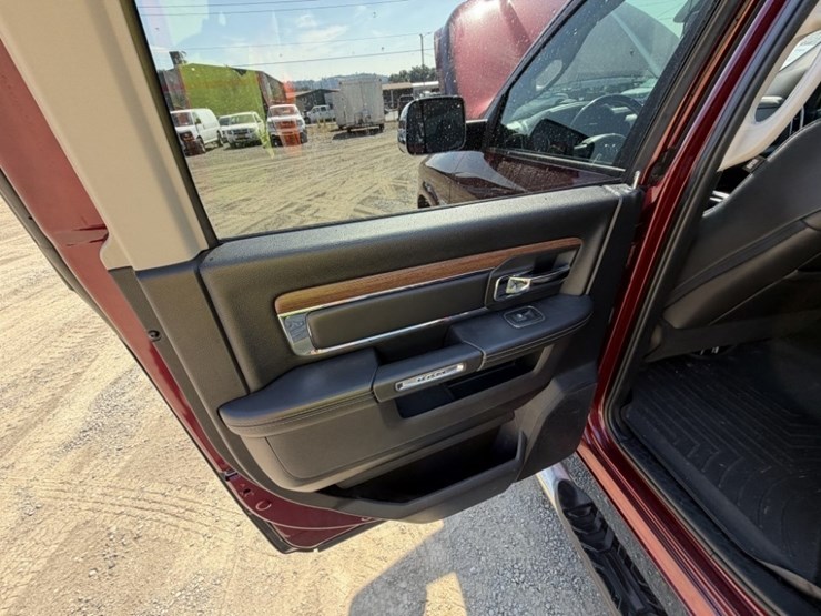 2017-ram-1500-laramie-image-28