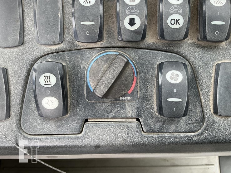 2015-caterpillar-416f-image-17