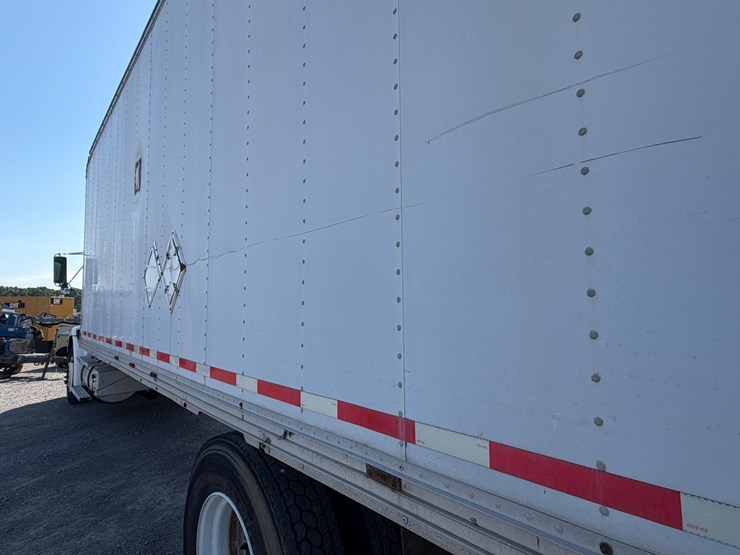 1997-freightliner-fl112-image-10