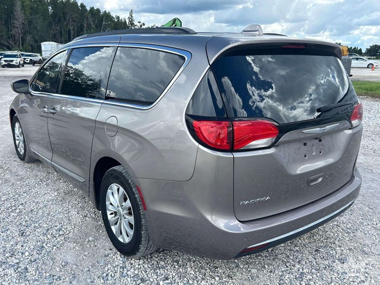 2017-chrysler-pacifica-image-4