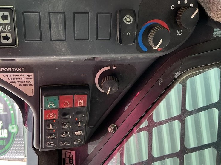 2015-deere-319e-image-16