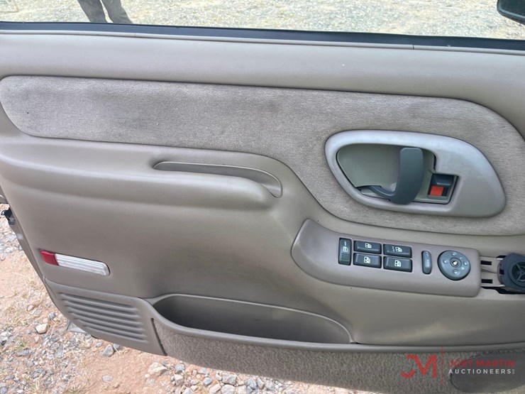 1999-chevrolet-suburban-image-22
