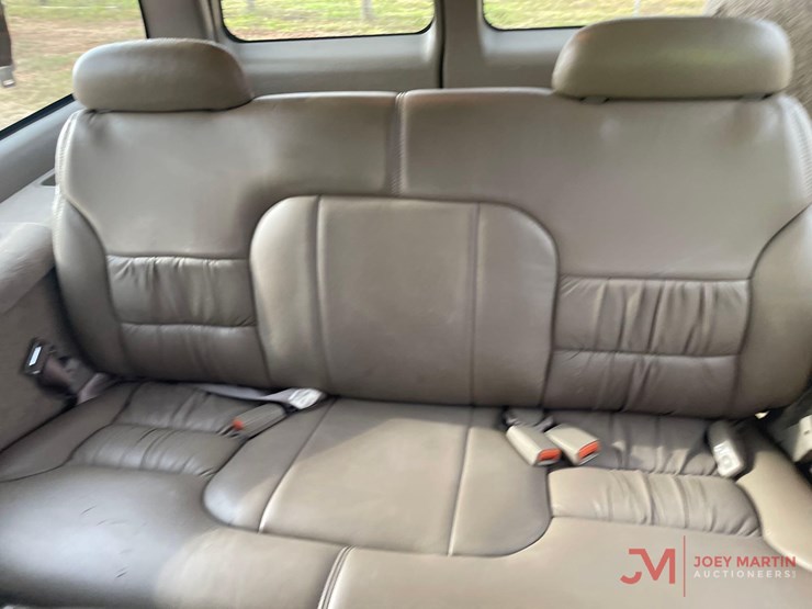 1999-chevrolet-suburban-image-25