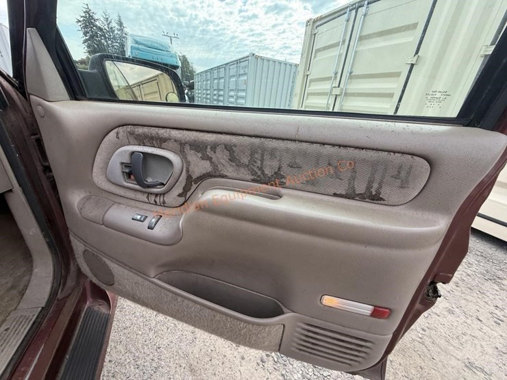 1998-chevrolet-suburban-1500-image-26