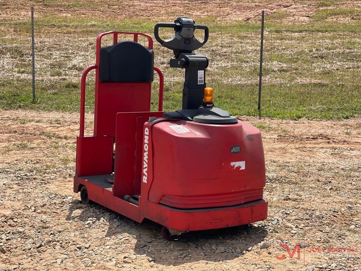 raymond-8610-electric-tow-tractor-image-1