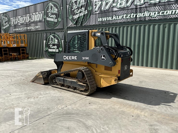 2015-deere-319e-image-2