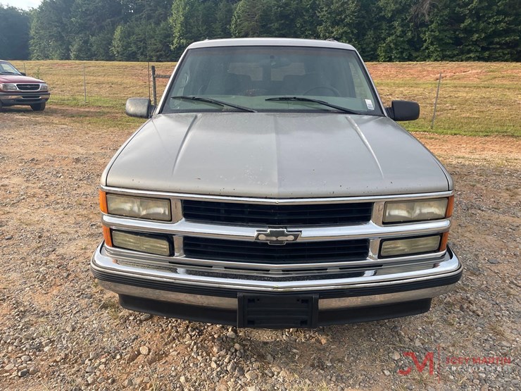 1999-chevrolet-suburban-image-8