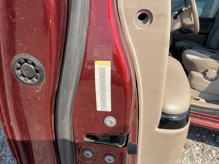 2004-toyota-sienna-image-46