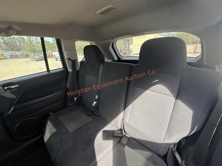 2013-jeep-compass-latitude-image-27