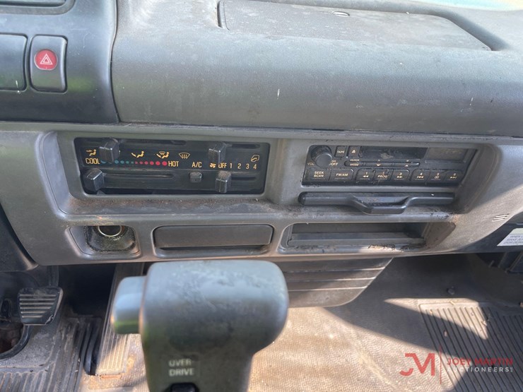 2003-isuzu-nqr-image-23