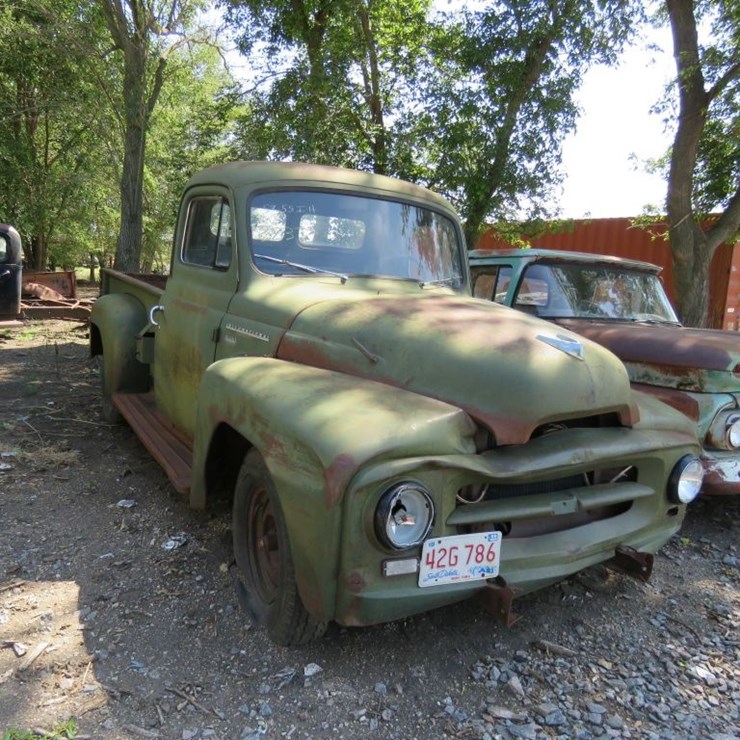 1953 INTERNATIONAL R110