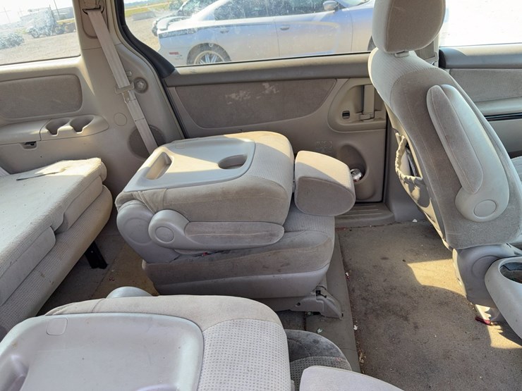 2004-toyota-sienna-image-23