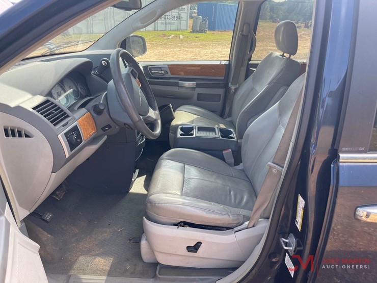 2008-chrysler-town-&-country-image-17