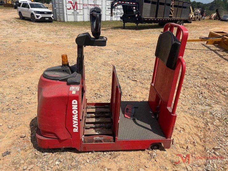raymond-8610-electric-tow-tractor-image-6