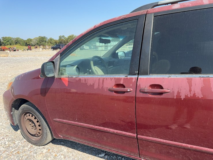 2004-toyota-sienna-image-43