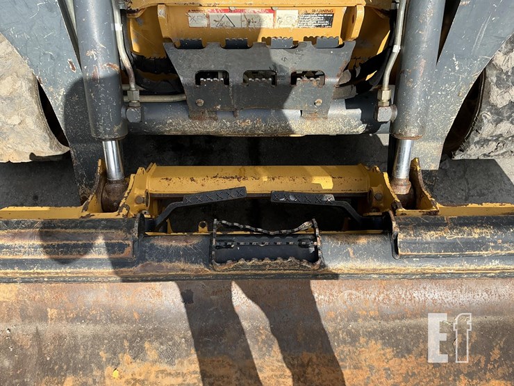 2015-deere-319e-image-12