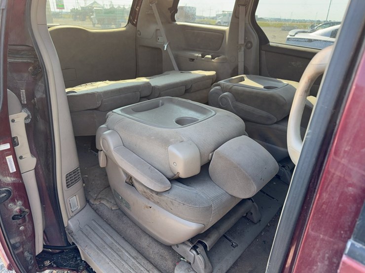 2004-toyota-sienna-image-21