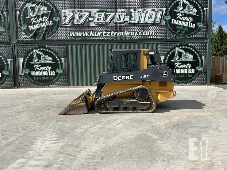 2015-deere-319e-image-1