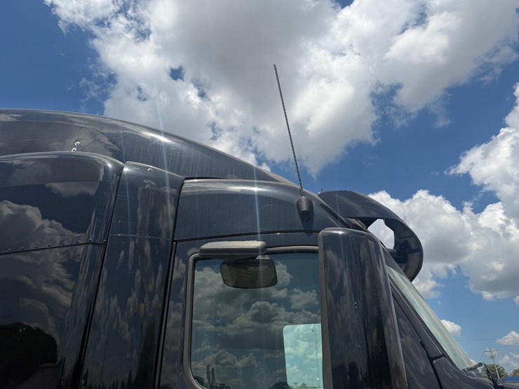 2016-peterbilt-579-image-49