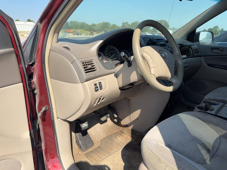 2004-toyota-sienna-image-48